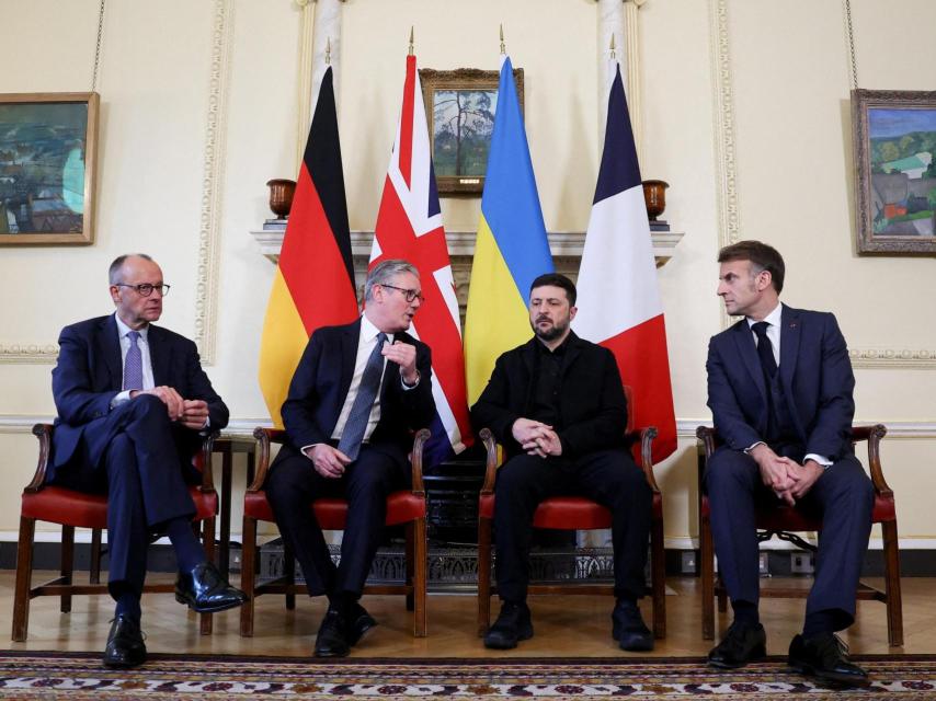El alemán Friedrich Merz, el británico Keir Starmer y el francés Emmanuel Macron junto a Volodímir Zelenski en Londres.