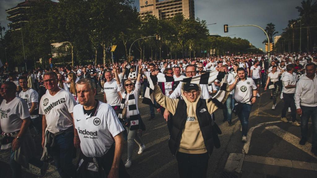 Miles de aficionados del Eintracht Frankfurt recorriendo las calles de Barcelona en abril de 2022