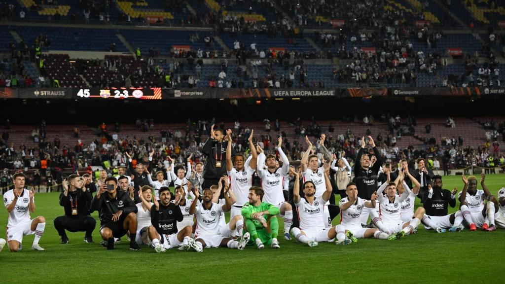 Los jugadores del Eintracht celebrando en el césped del Camp Nou en 2022