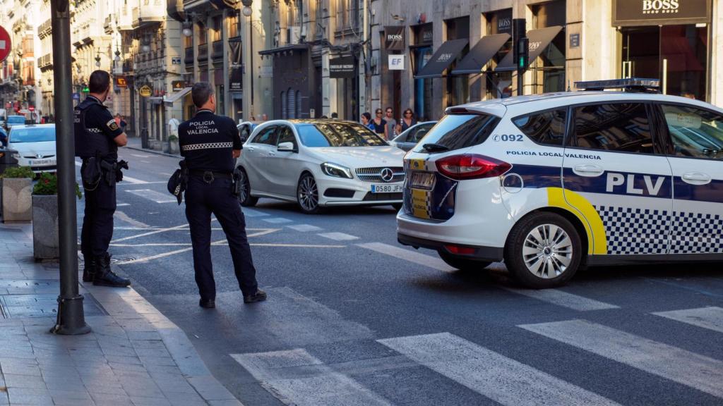 Dos agentes de la Policía de Valencia.