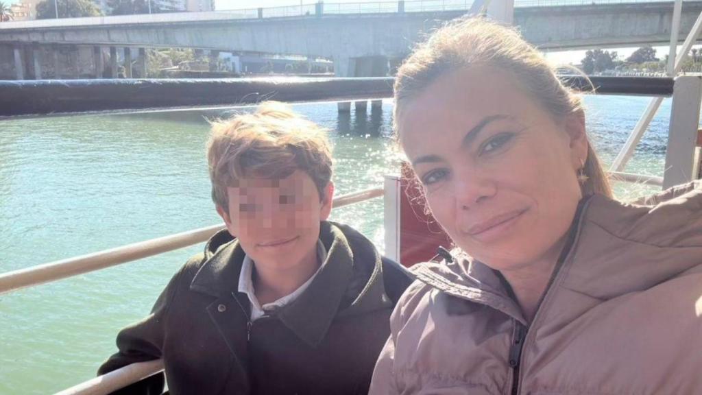 Carla Goyanes y su hijo Santi en Sevilla.