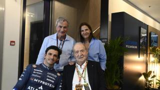 Juan Carlos I y la familia Sainz en Abu Dhabi.
