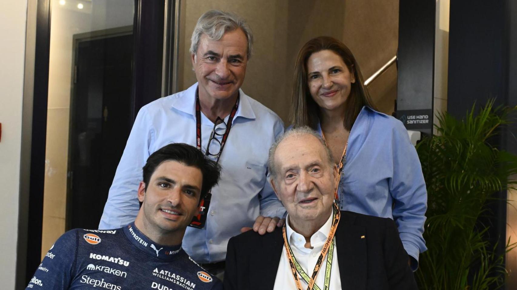 Juan Carlos I y la familia Sainz en Abu Dabi.