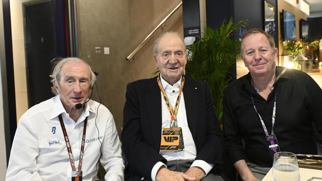 El rey emérito, con Jackie Stewart y Martin Brundle, en Abu Dabi.