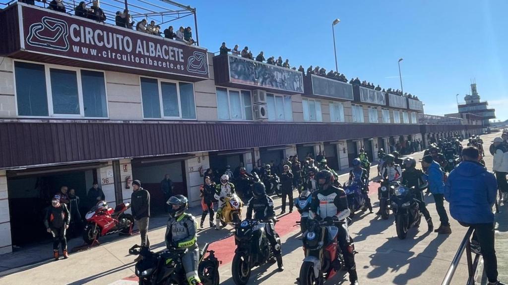 Personas en la reapertura del Circuito de Albacete.