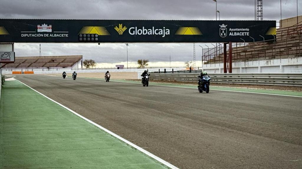 Personas rodando en el Circuito de Albacete.