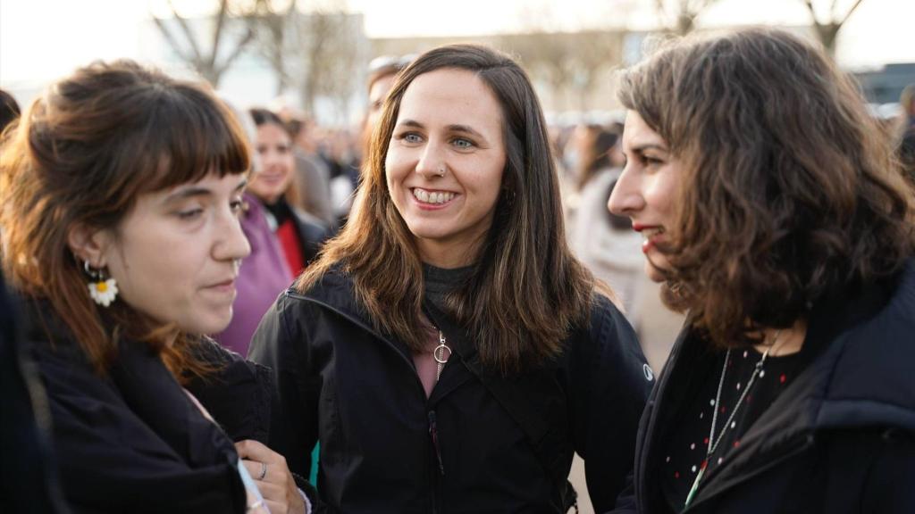 La secretaria general de Podemos, Ione Belarra, junto a la candidata de Unidas por Extremadura, Irene de Miguel, y la líder de la formación en Extremadura, Nerea Ramírez.