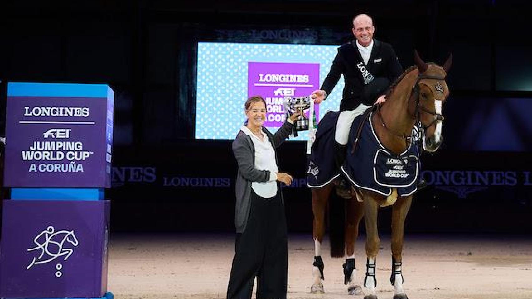 Willem Greve recibe el Gran Premio Casas Novas de manos de Flora Pérez en Arteixo (A Coruña)