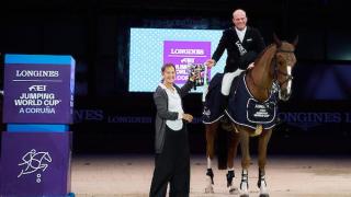 Willem Greve recibe el Gran Premio Casas Novas de manos de Flora Pérez en Arteixo (A Coruña)