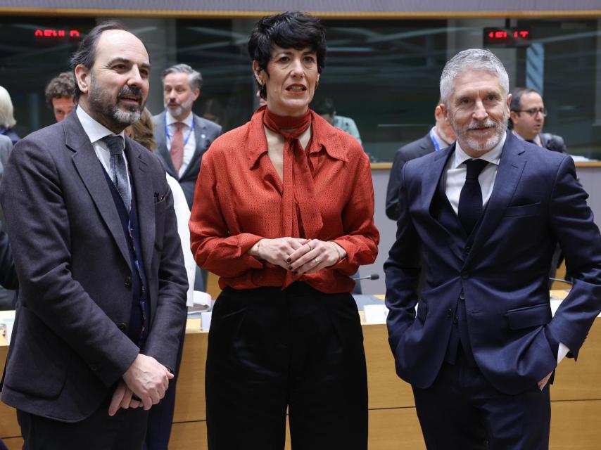 El embajador de España ante la UE, Marcos Alonso, la ministra de Migraciones, Elma Saiz, y el ministro del Interior, Fernando Grande-Marlaska, durante la reunión de este lunes en Bruselas