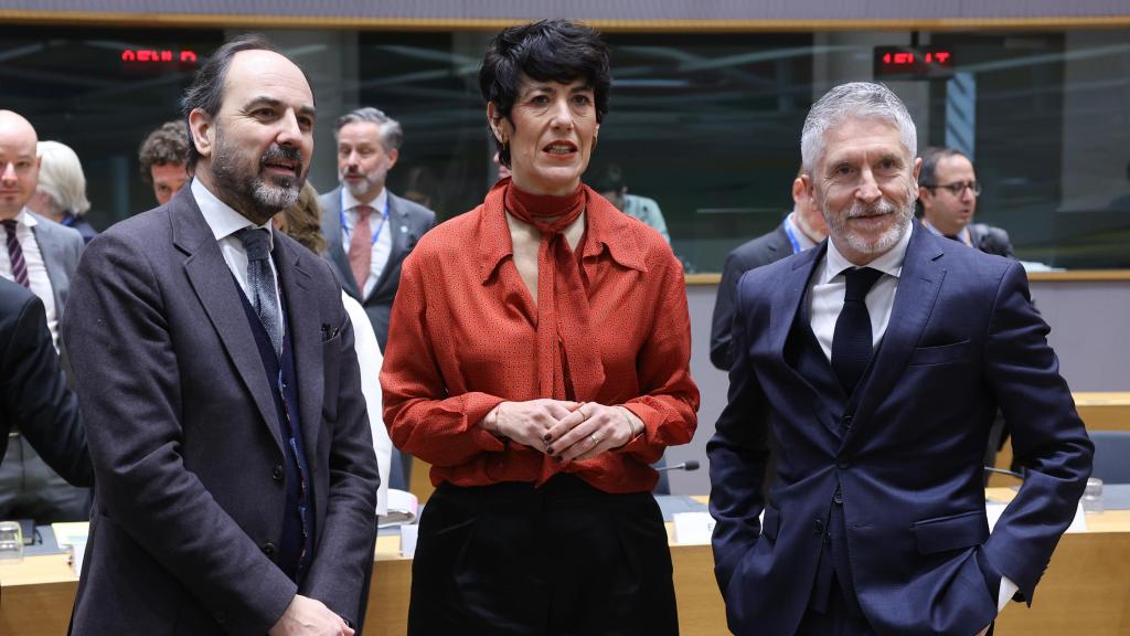El embajador de España ante la UE, Marcos Alonso, la ministra de Migraciones, Elma Saiz, y el ministro del Interior, Fernando Grande-Marlaska, durante la reunión de este lunes en Bruselas