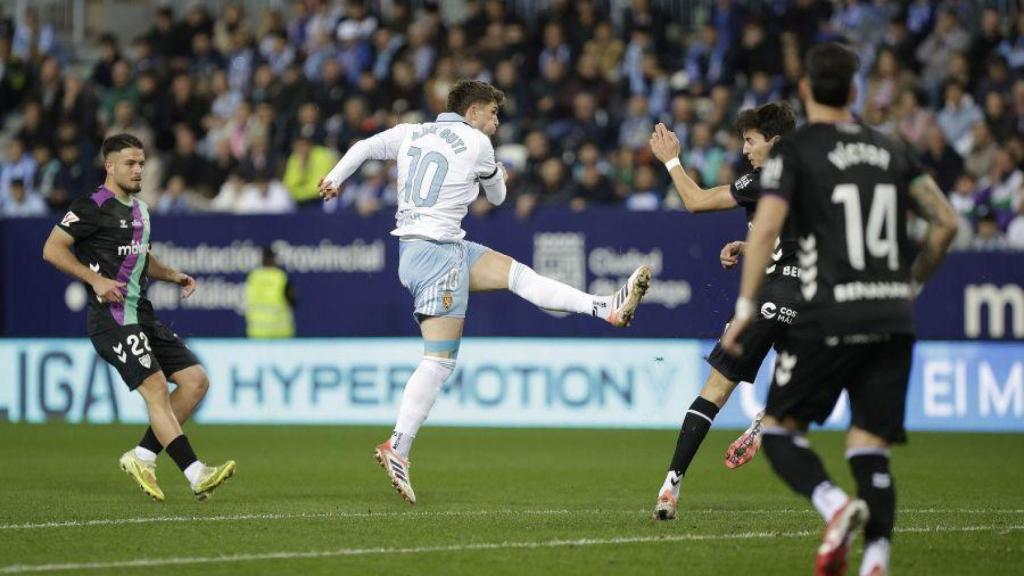 Raúl Guti ante el Málaga.