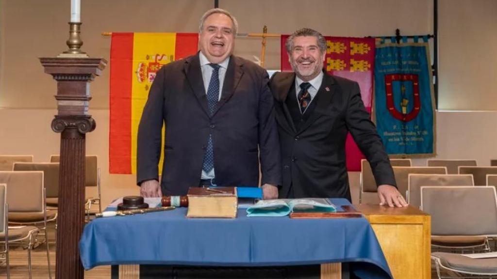 El Gran Maestro de la Gran Logia de España y senador, 'Txema' Oleaga (i.), y el Gran Maestro de la Gran Logia de Murcia, Luis Alcaina.