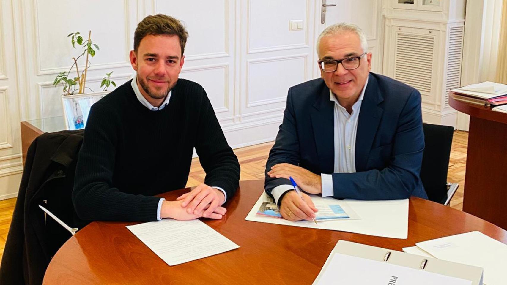 El concejal de Carabanchel, Carlos Izquierdo, en la reunión del pasado jueves con Agustín Vega.