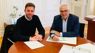 O vereador de Carabanchel, Carlos Izquierdo, em reunião na última quinta-feira com Agustín Vega.