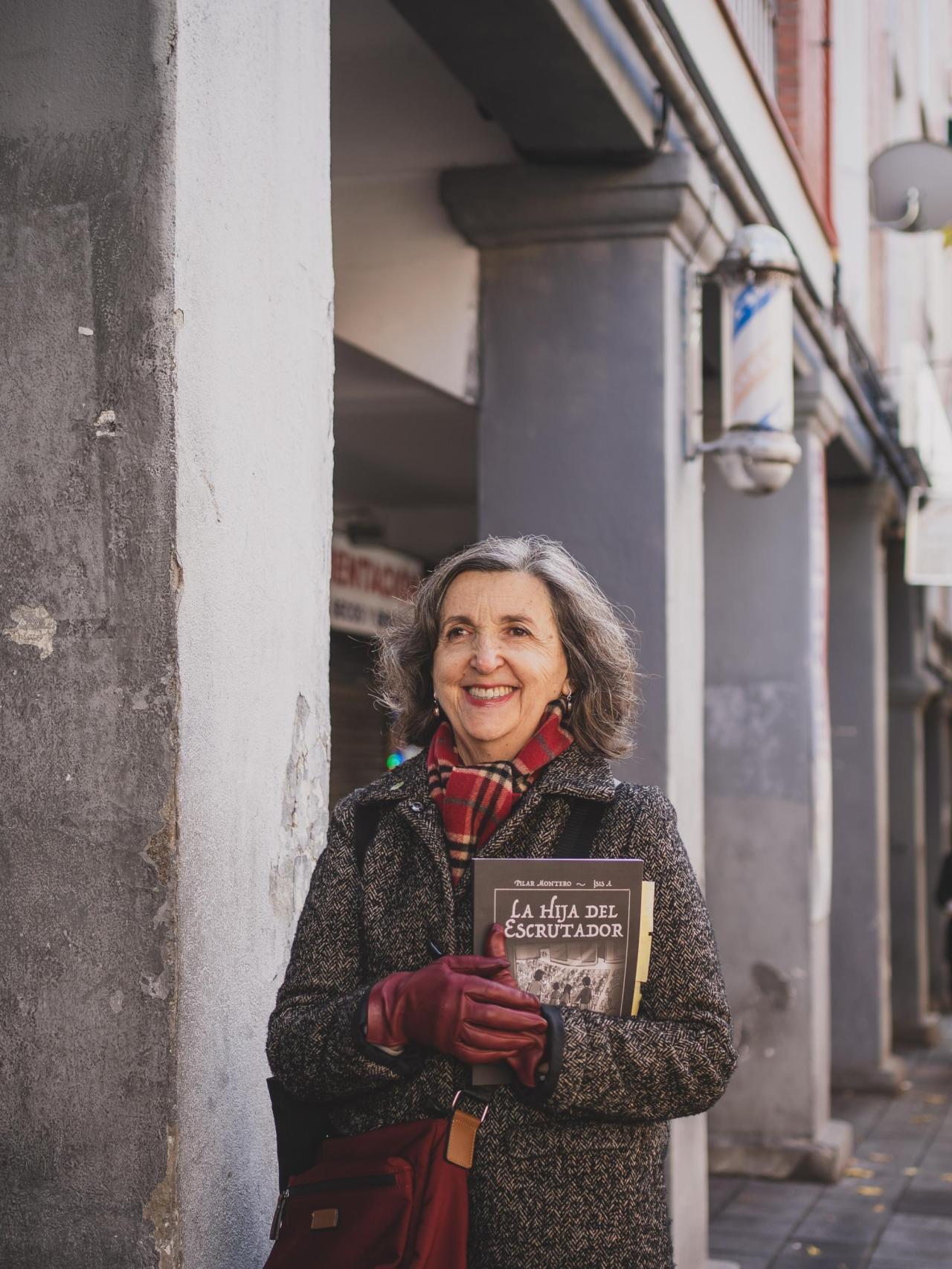 Pilar Montero, autora de la novela gráfica 'La hija del escrutador', en los bajos comerciales en el barrio de Vallecas.