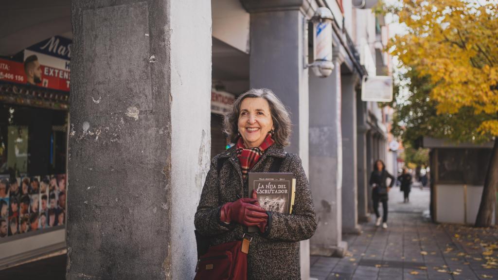 Pilar Montero, autora de la novela gráfica 'La hija del escrutador', en los bajos comerciales en el barrio de Vallecas.