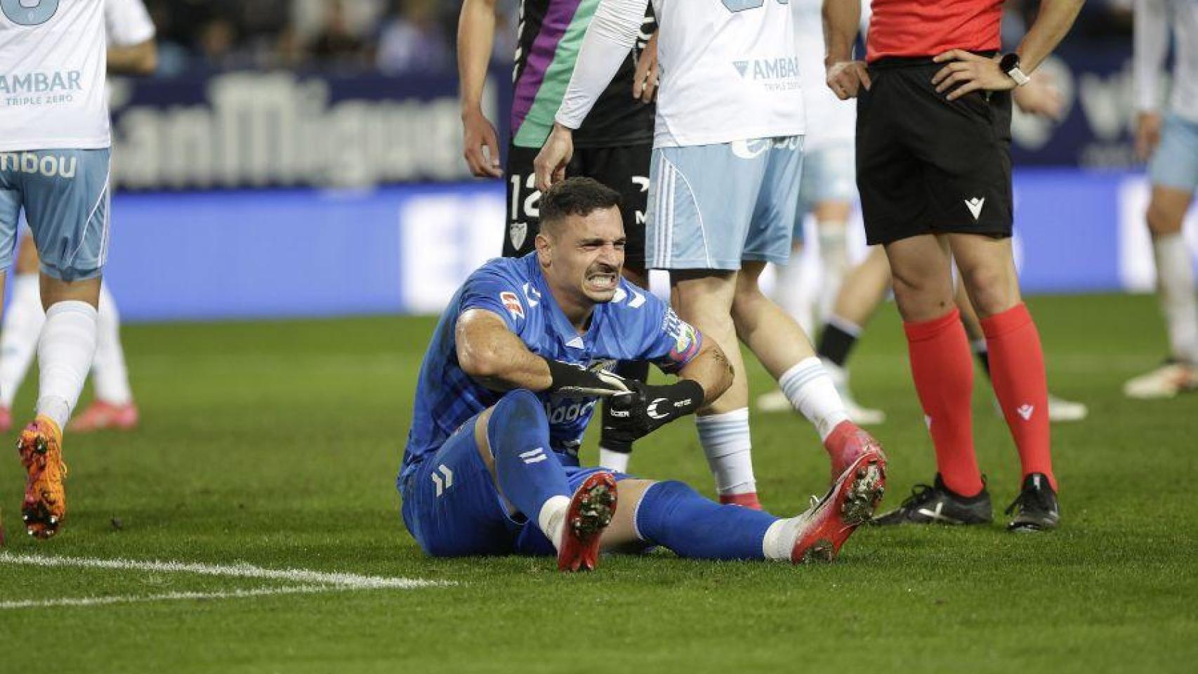 Alfonso Herrero se duele de un golpe en la mano durante el Málaga CF vs. Real Zaragoza de Segunda División