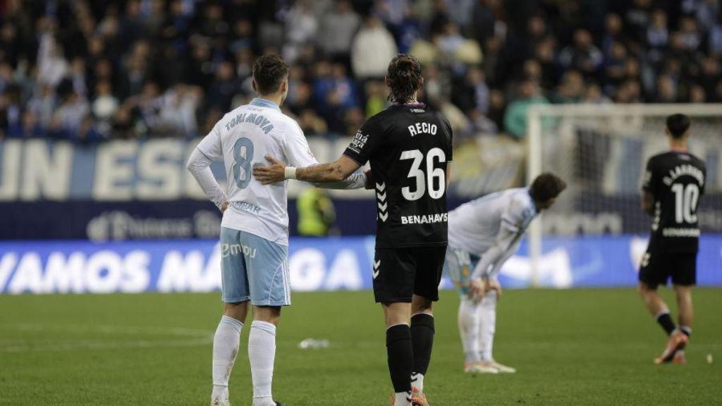 Ángel Recio y Toni Moya al final del Málaga CF vs. Real Zaragoza de Segunda División