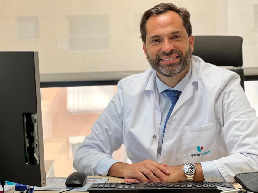 El doctor en su consulta.