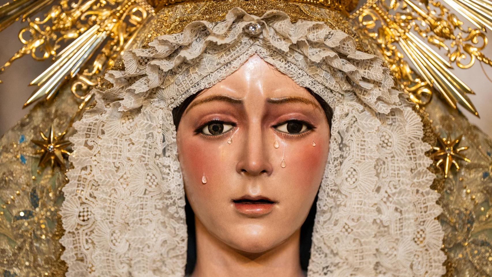 La Virgen de La Macarena en su exposición al culto el 8 de diciembre.
