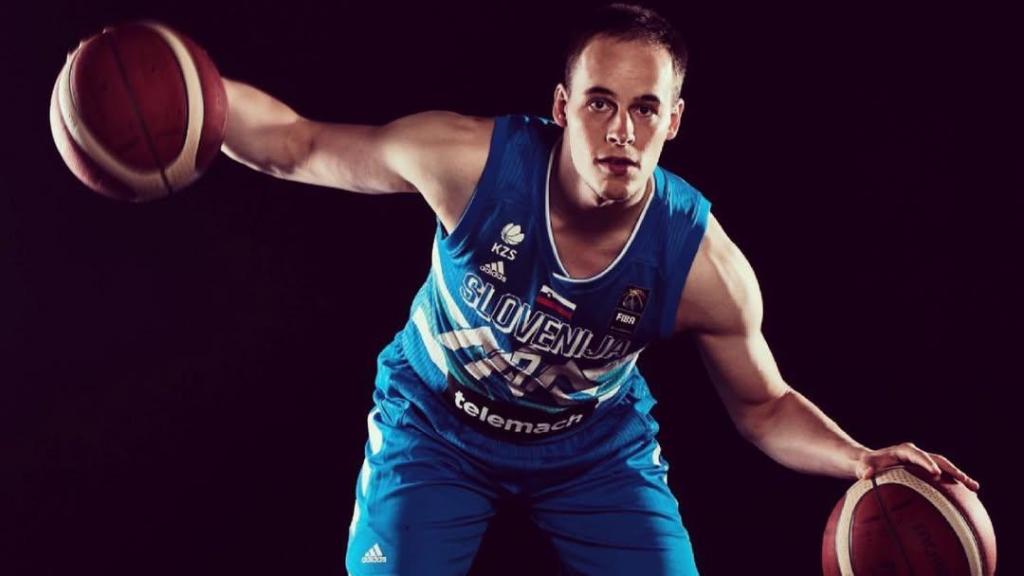 Klemen Prepelic en una sesión de fotos con la selección de Eslovenia.