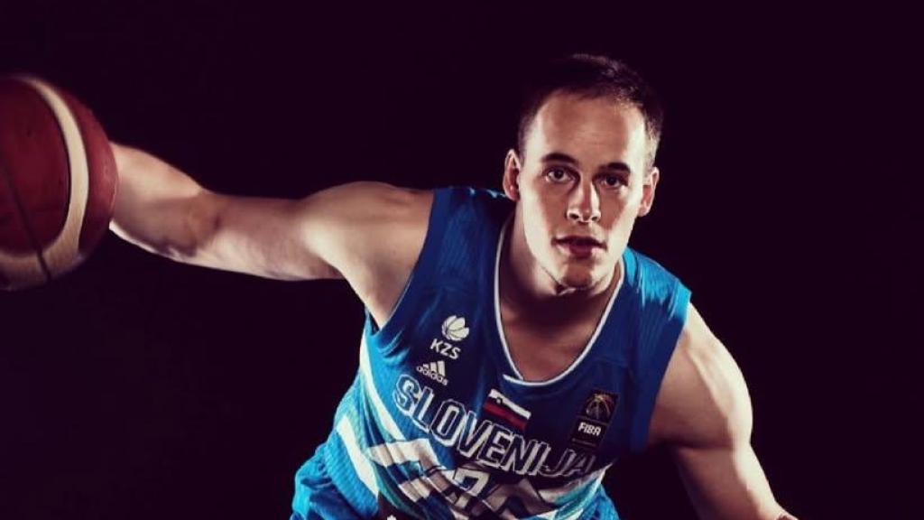 Klemen Prepelic en una sesión de fotos con la selección de Eslovenia.