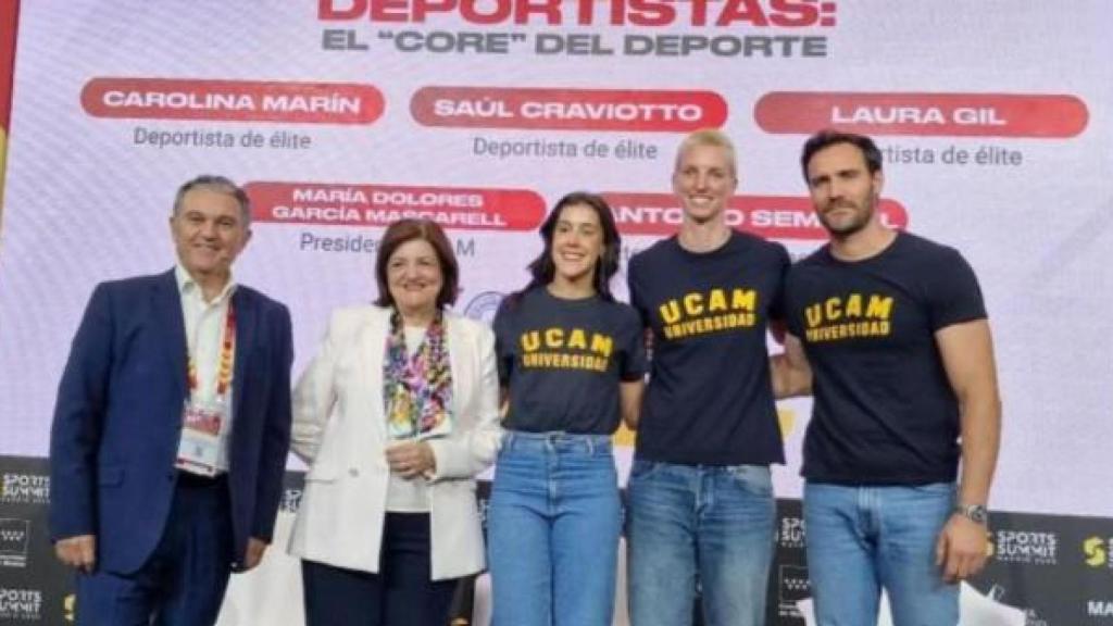 María Dolores García, presidenta de la UCAM; Saúl Craviotto, máximo medallista olímpico español; Laura Gil, subcampeona olímpica de baloncesto; y Carolina Marín,  campeona olímpica de bádminton, el pasado junio, en el Sports Summit Madrid 2025.