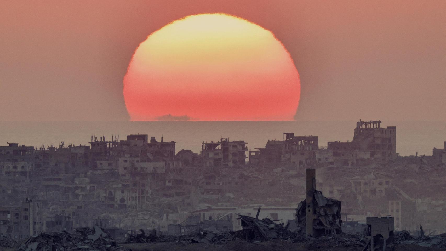 Imagen de archivo del sol poniéndose sobre la Franja de Gaza.