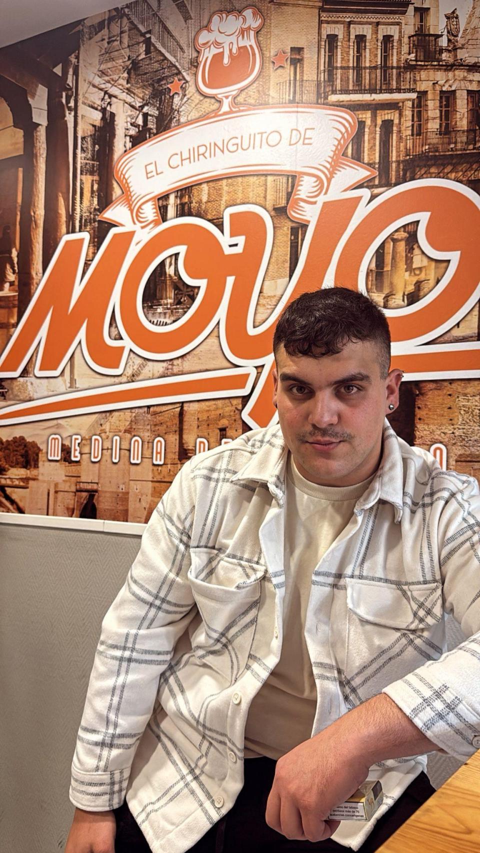 Raúl posa en el interior de su negocio