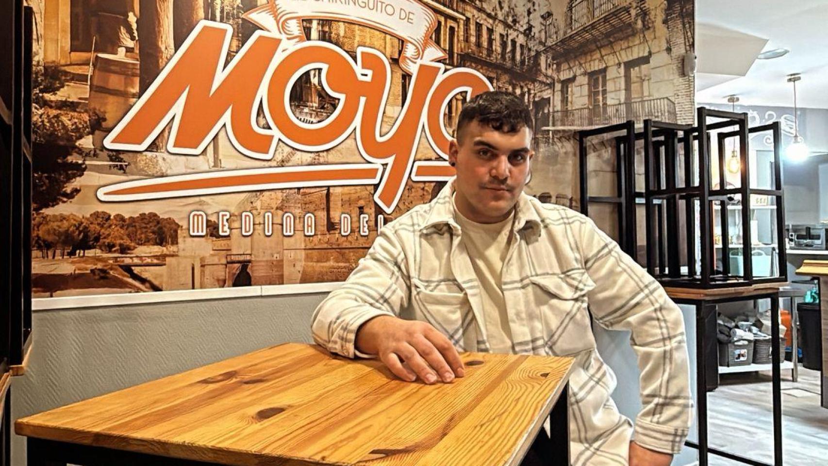 Raúl San Román Domínguez posa en su negocio en Medina del Campo