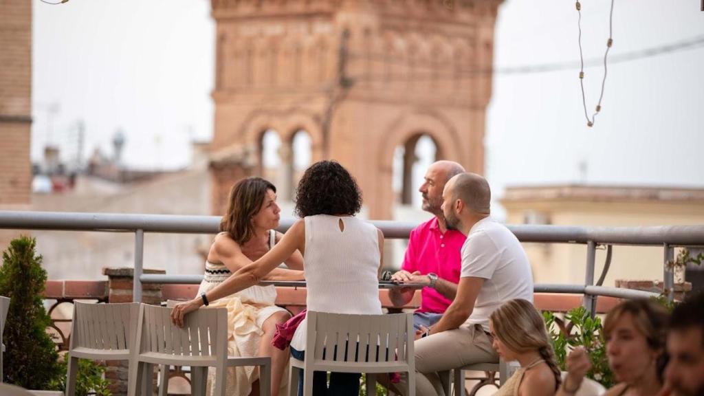 Personas tomando algo en una terraza de Toledo.