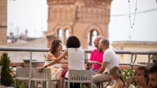Personas tomando algo en una terraza de Toledo.