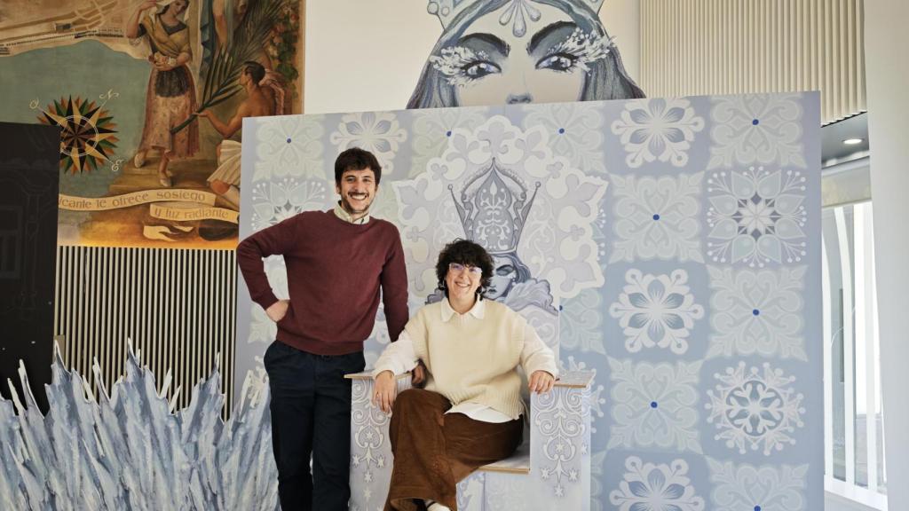 Juan Aracil y Amparo Bernabeu, de Ingrávito, en el trono que han creado para la muestra de Espacio Séneca.