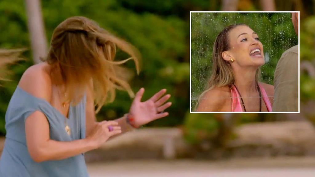 Sandra Barneda, golpeada por un coco que Almudena lanza a su novio.