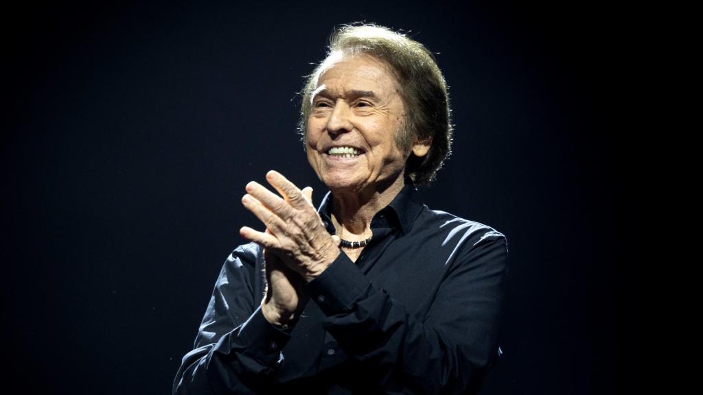 El cantante Raphael, sobre el escenario de su último recital en el Movistar Arena de Madrid, el pasado día 7.