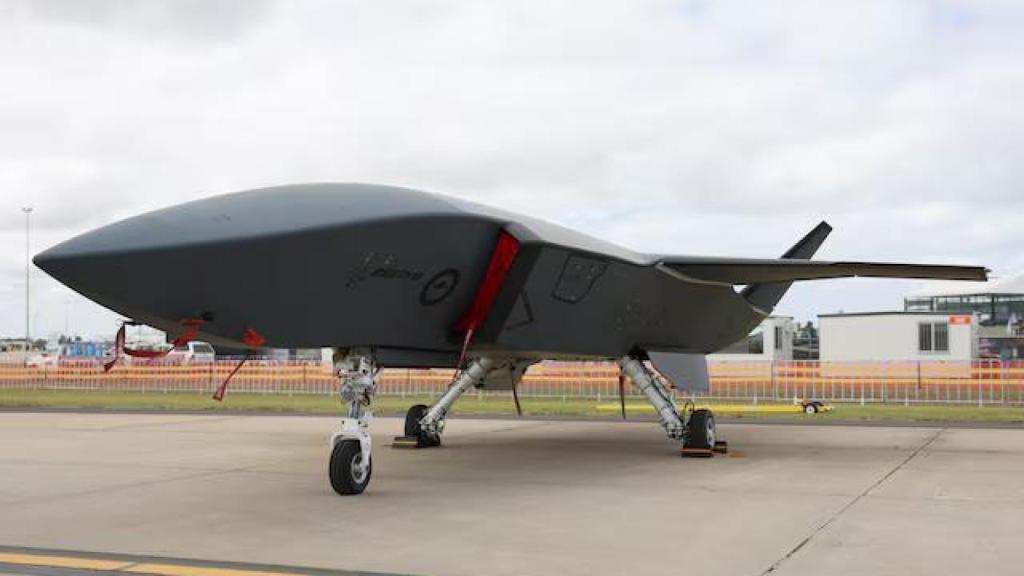 Un Boeing MQ-28 Ghost Bat se exhibe durante el Salón Aeronáutico Internacional de Australia en Avalon, Australia, el 26 de marzo de 2025.
