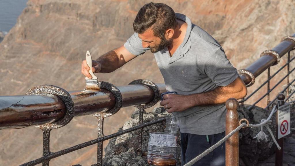 Un trabajador testa el proyecto de IA para prevenir riesgos laborales.
