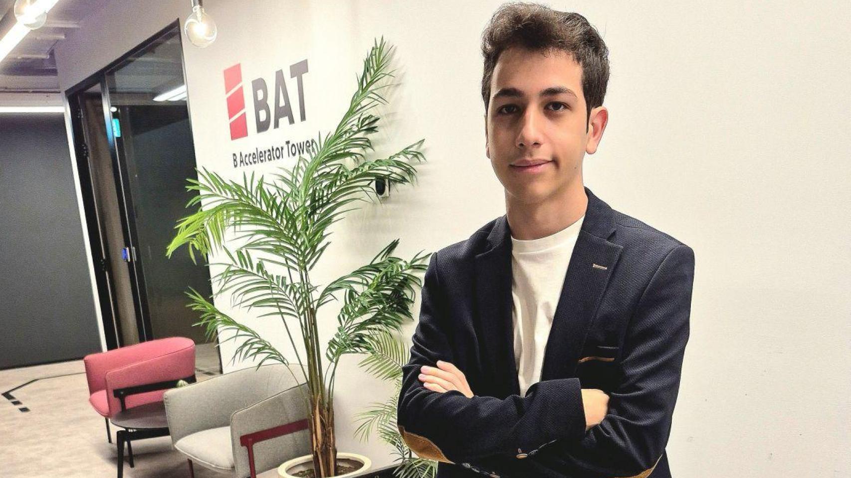 El joven empresario combina estudios y trabajo.