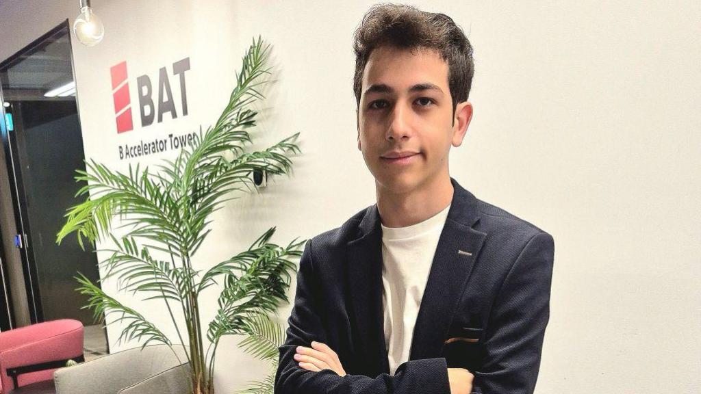 El joven empresario combina estudios y trabajo.