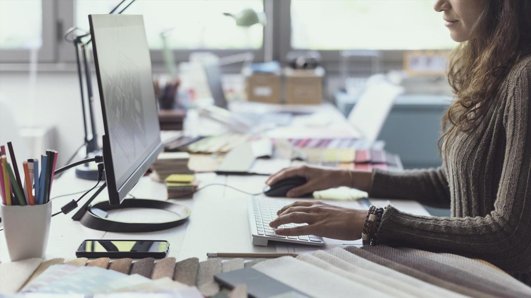 Empleada en su puesto de trabajo. EE