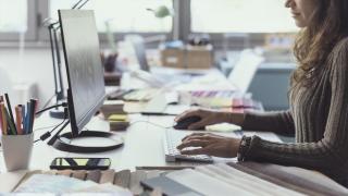 Empleada en su puesto de trabajo. EE