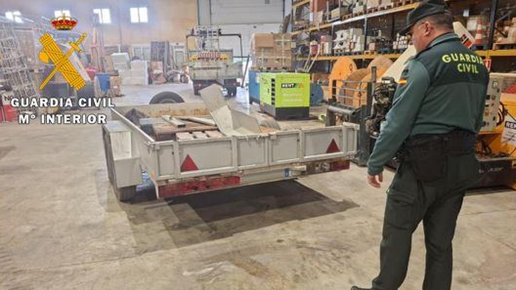 •	El vehículo, valorado en 6.000 euros, fue localizado en una finca rústica del término municipal de Íscar