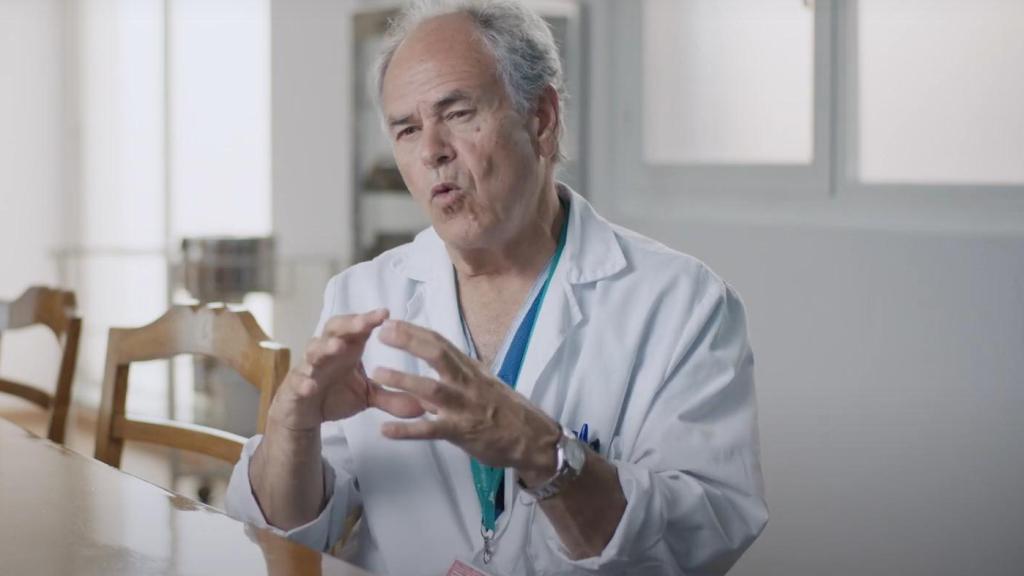 Damián García del Olmo en una entrevista en el hospital, donde explica cómo las terapias con células vivas podrían cambiar el tratamiento del cáncer.