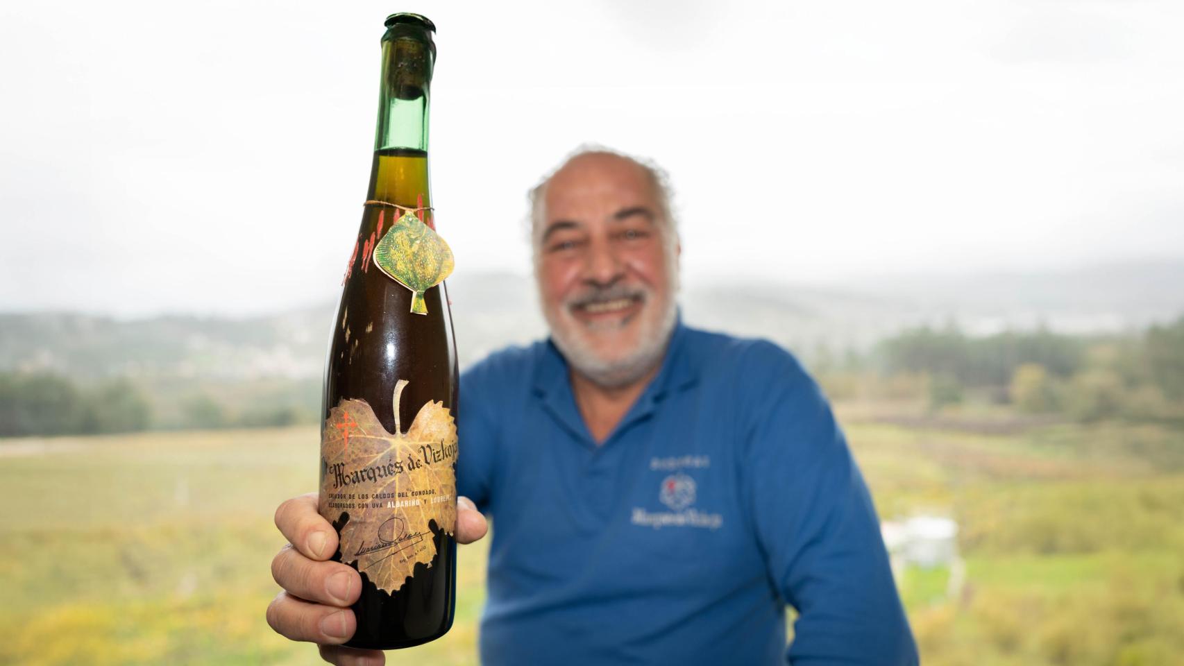 Un hombre sujeta una botellas antigua de Marqués de Vizhoja