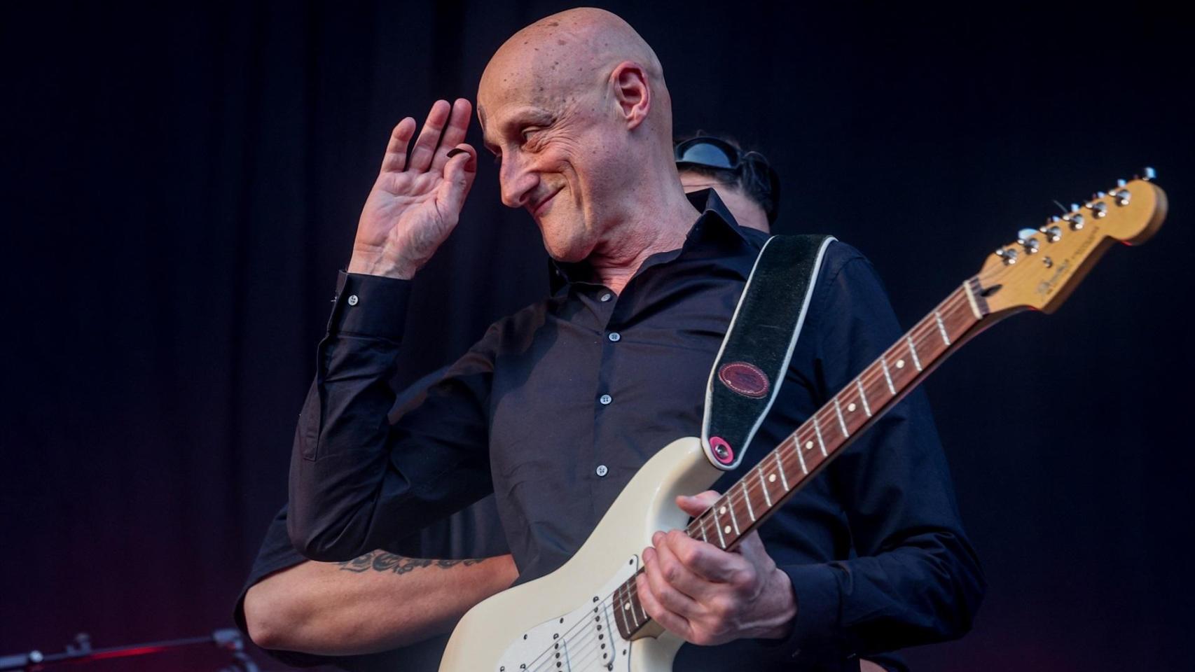 Jorge Martínez, líder de Ilegales, durante un concierto en Madrid en 2023.