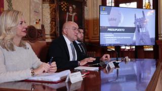 Jesús Julio Carnero, en el centro, presenta junto a Irene Carvajal y Francisco Blanco los presupuestos del Ayuntamiento de Valladolid para 2026