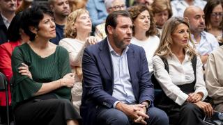 Elma Sainz (i) y Yolanda Díaz (d) junto a Óscar Puente en un acto.