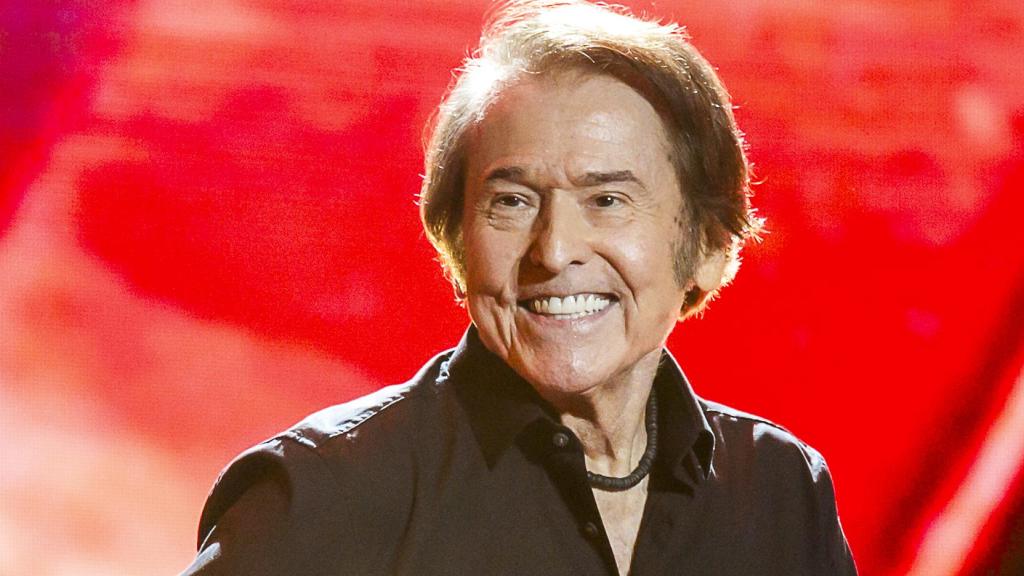 Raphael, feliz, sobre el escenario, en un recital en Almería.