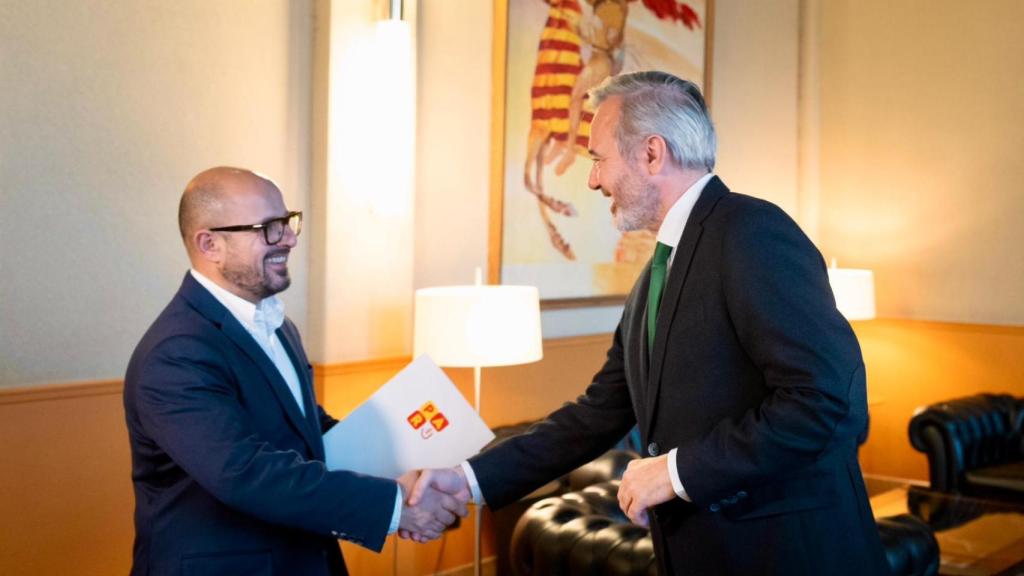 El portavoz del PAR, Alberto Izquierdo, con el presidente de Aragón, Jorge Azcón, este martes en el Pignatelli.